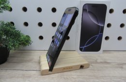 Apple iPhone 16 Pro Max – Black Titanium – Titán dizájn, 6,9” ProMotion, 5× optikai zoom – 256 GB – Használt, karcmentes – 100% akku (115 ciklus) – Garancia 2026. 03. 04-ig