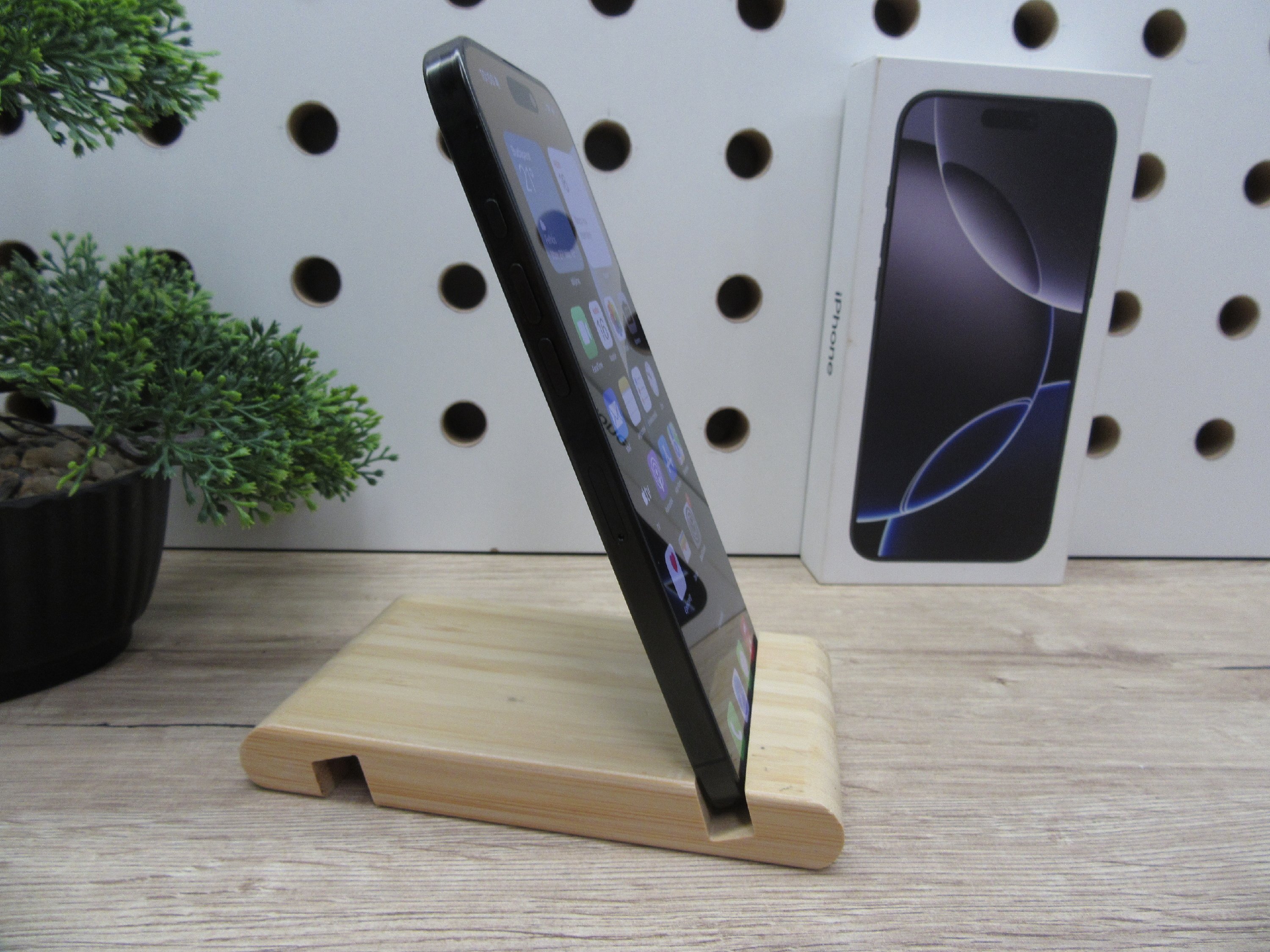Apple iPhone 16 Pro Max – Black Titanium – Titán dizájn, 6,9” ProMotion, 5× optikai zoom – 256 GB – Használt, karcmentes – 100% akku (115 ciklus) – Garancia 2026. 03. 04-ig