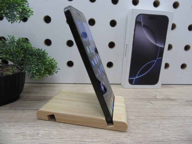 Apple iPhone 16 Pro Max – Black Titanium – Titán dizájn, 6,9” ProMotion, 5× optikai zoom – 256 GB – Használt, karcmentes – 100% akku (115 ciklus) – Garancia 2026. 03. 04-ig