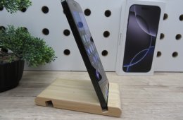 Apple iPhone 16 Pro Max – Black Titanium – Titán dizájn, 6,9” ProMotion, 5× optikai zoom – 256 GB – Használt, karcmentes – 100% akku (115 ciklus) – Garancia 2026. 03. 04-ig