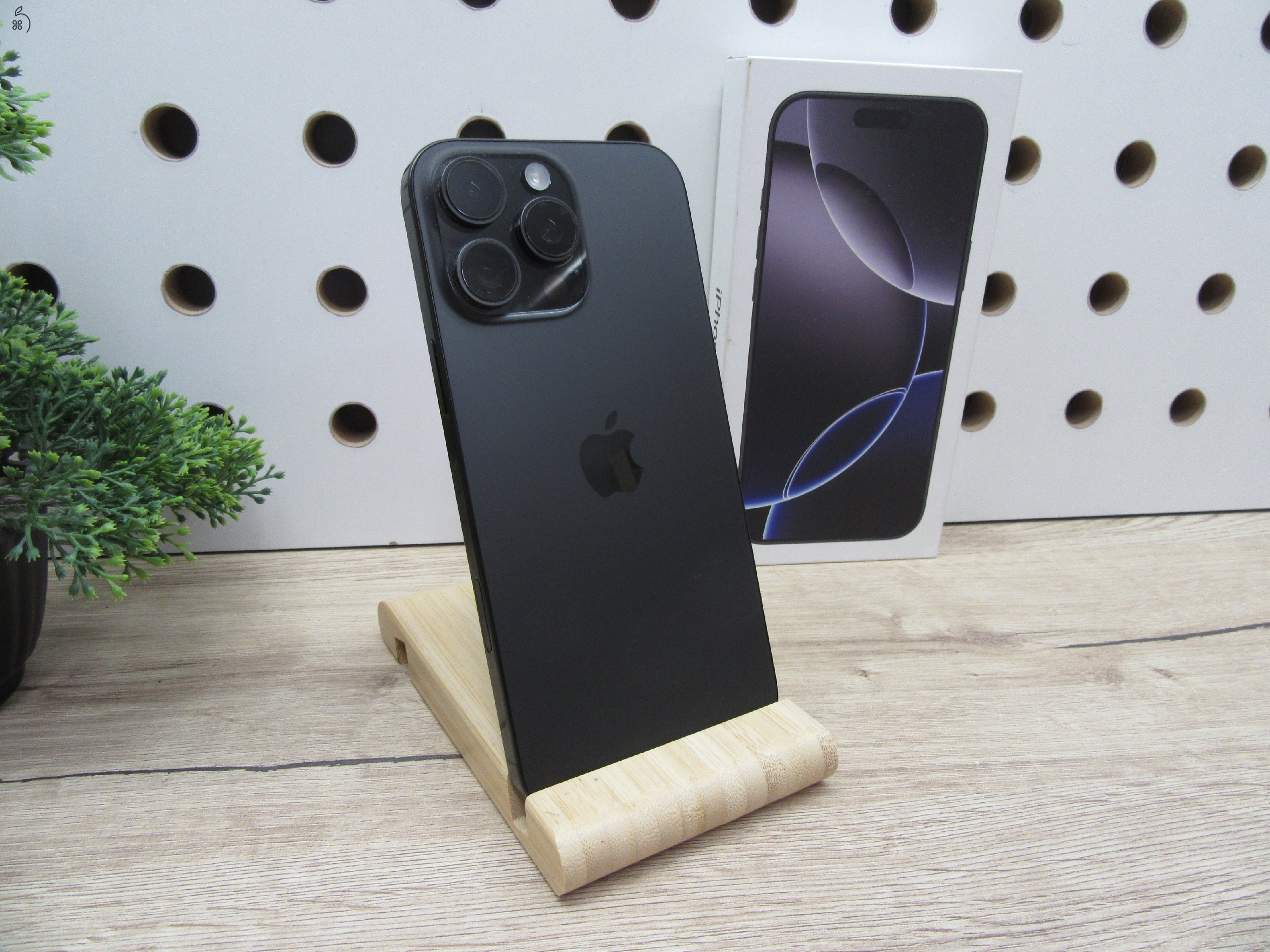 Apple iPhone 16 Pro Max – Black Titanium – Titán dizájn, 6,9” ProMotion, 5× optikai zoom – 256 GB – Használt, karcmentes – 100% akku (115 ciklus) – Garancia 2026. 03. 04-ig