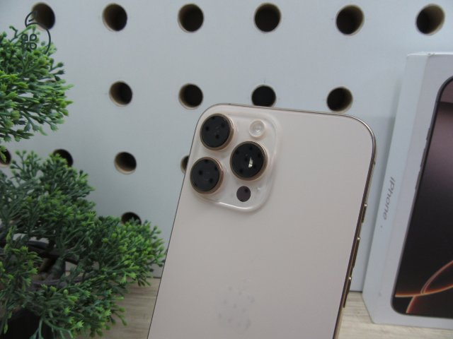 Apple iPhone 16 Pro Max Desert Titanium Titán dizájn, Pro kamera 256 GB Használt, karcmentes 100% akku (22 ciklus) Garancia 2026. 06. 19-ig