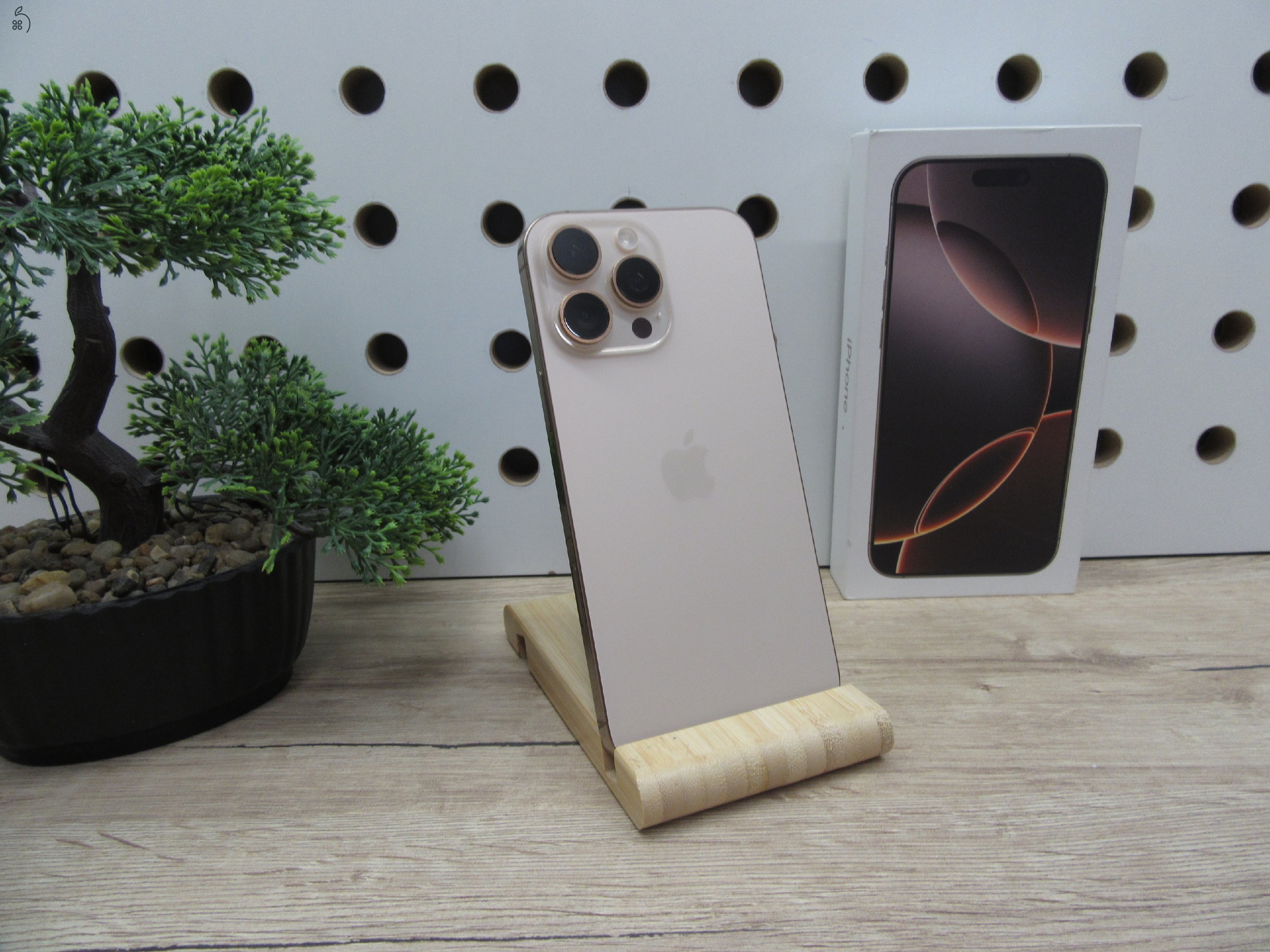 Apple iPhone 16 Pro Max Desert Titanium Titán dizájn, Pro kamera 256 GB Használt, karcmentes 100% akku (22 ciklus) Garancia 2026. 06. 19-ig