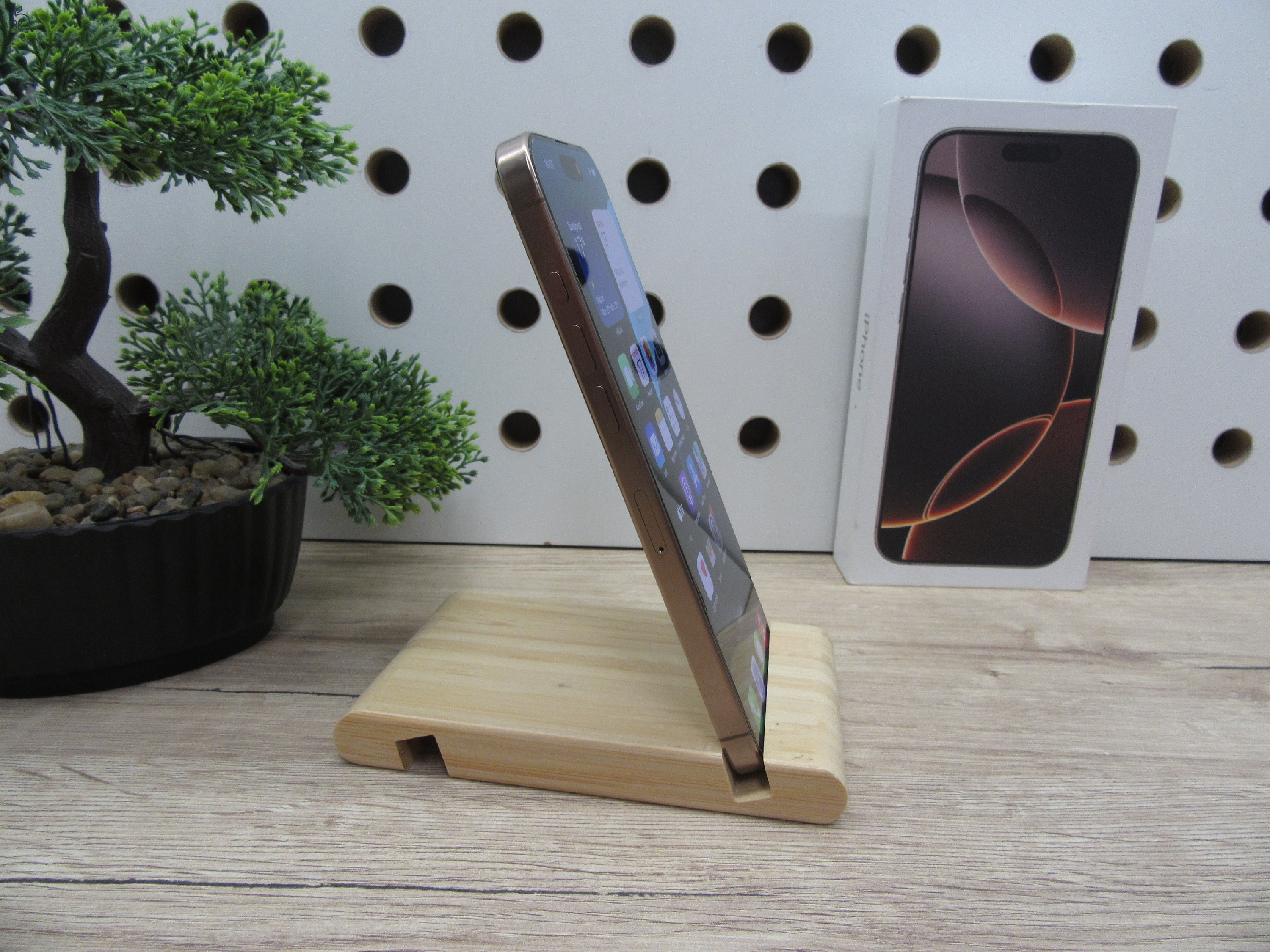 Apple iPhone 16 Pro Max Desert Titanium Titán dizájn, Pro kamera 256 GB Használt, karcmentes 100% akku (22 ciklus) Garancia 2026. 06. 19-ig