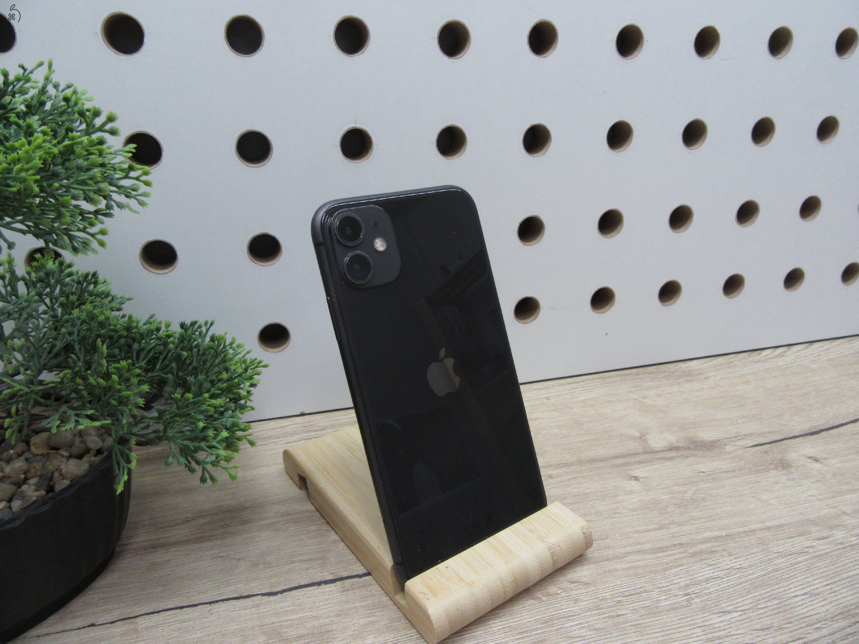 Apple iPhone 11 – Black – 6,1” Liquid Retina, A13 Bionic, duál kamera – 64 GB – Használt, megkímélt – 100% ÚJ akku – Face ID nem működik – Garancia 3 hónap