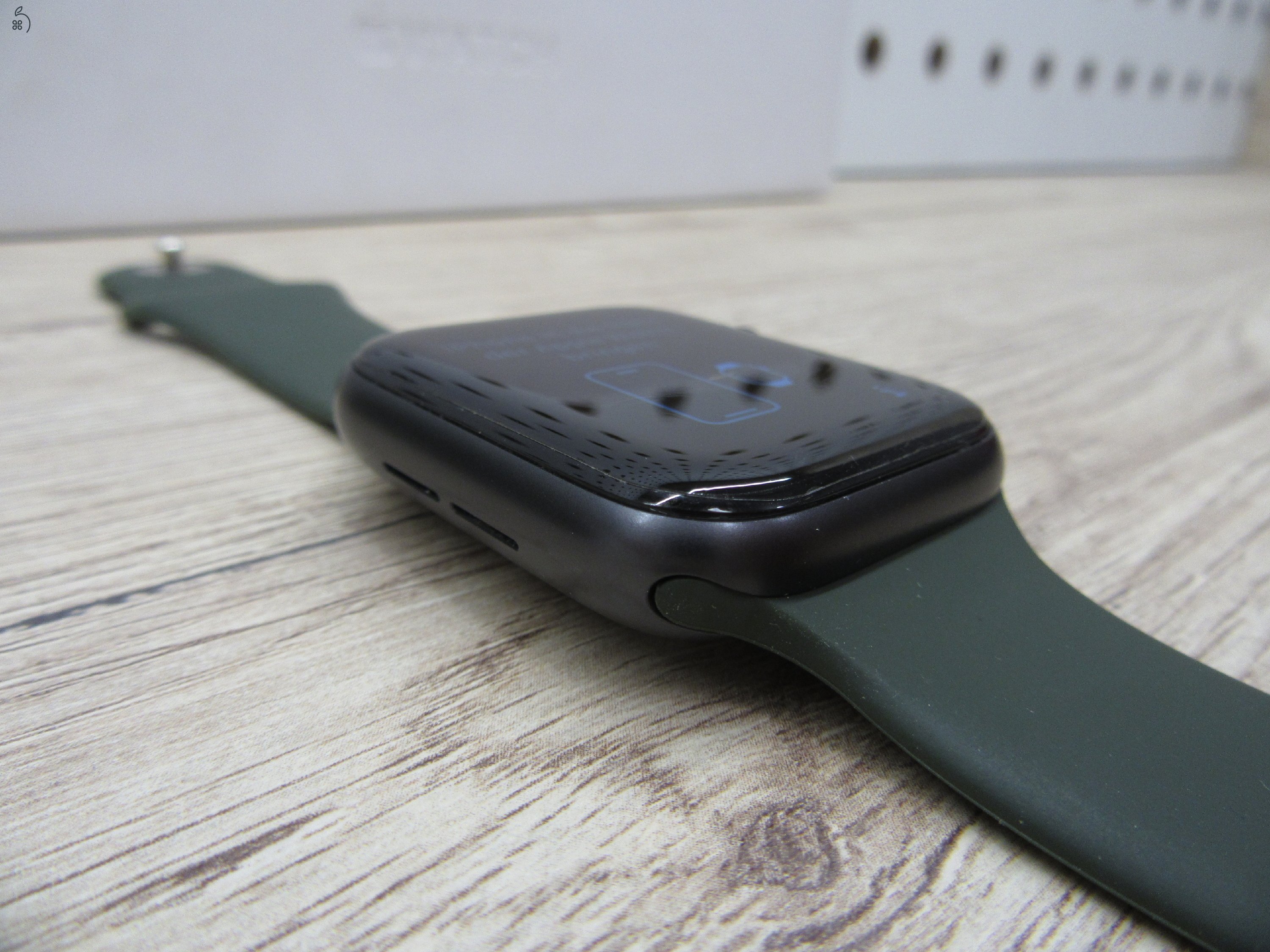 Apple Watch Series 6 – 44 mm – Space Gray Aluminum, Cellular, Always-On Retina – Használt, megkímélt – 80% akku – Garancia 3 hónap