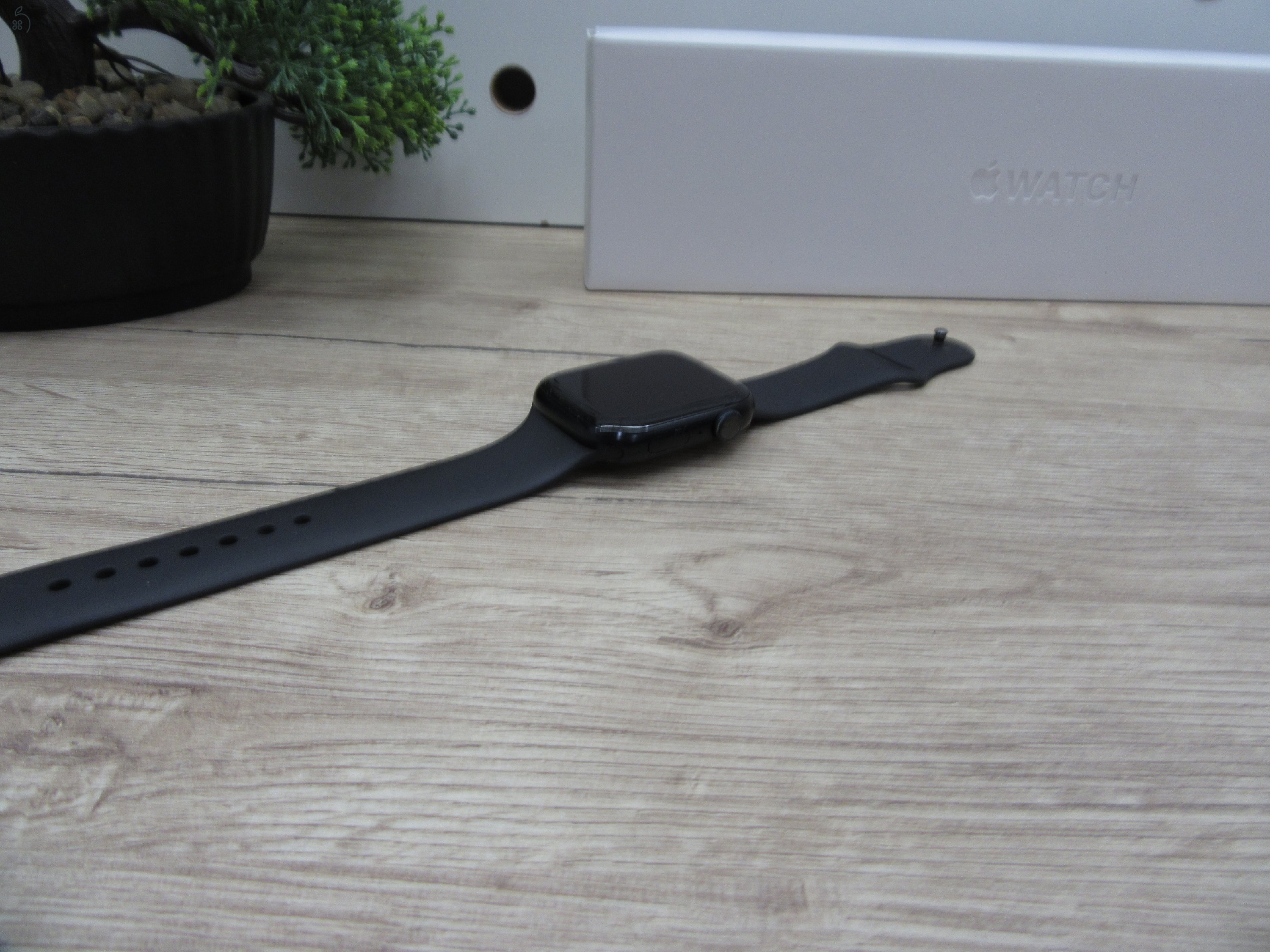 Apple Watch Series 8 – 45 mm Alumínium – Always-On Retina, EKG, ütközésészlelés – Használt, megkímélt – 87% akku – Garancia 3 hónap