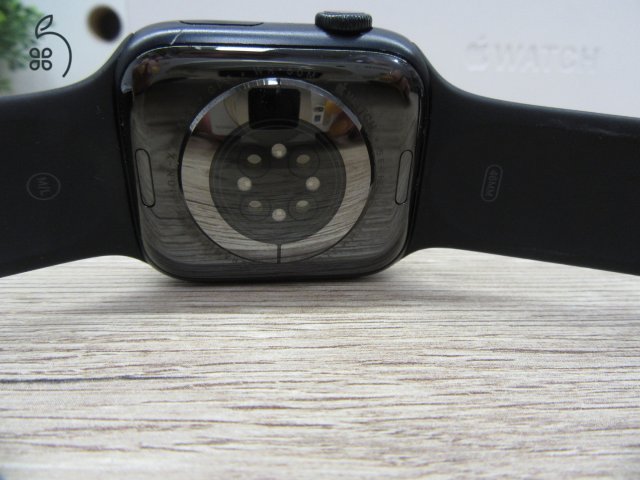 Apple Watch Series 8 – 45 mm Alumínium – Always-On Retina, EKG, ütközésészlelés – Használt, megkímélt – 87% akku – Garancia 3 hónap