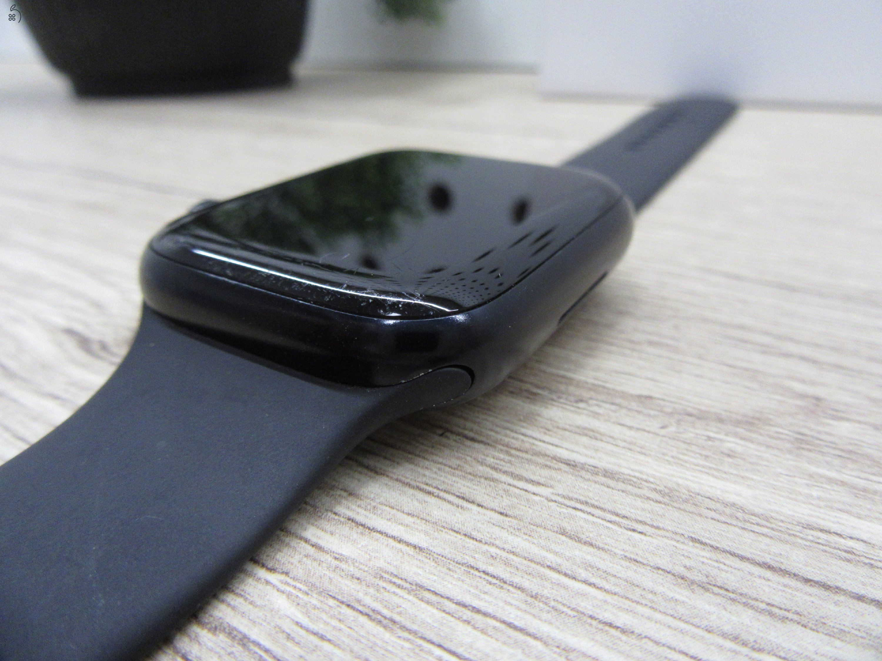 Apple Watch Series 8 – 45 mm Alumínium – Always-On Retina, EKG, ütközésészlelés – Használt, megkímélt – 87% akku – Garancia 3 hónap