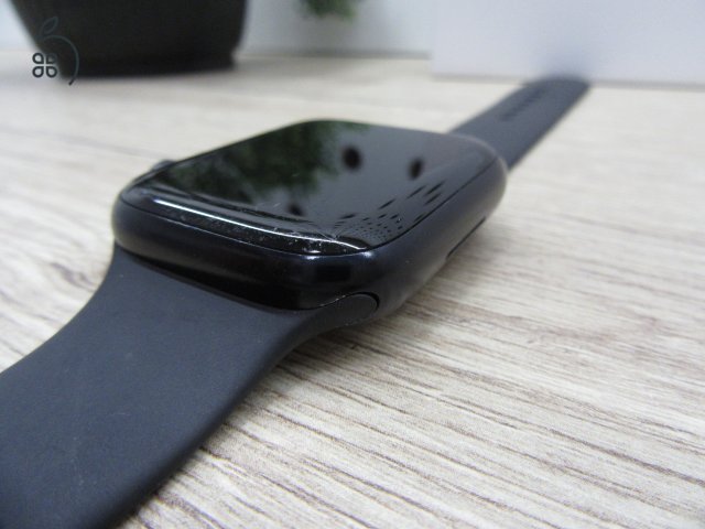 Apple Watch Series 8 – 45 mm Alumínium – Always-On Retina, EKG, ütközésészlelés – Használt, megkímélt – 87% akku – Garancia 3 hónap