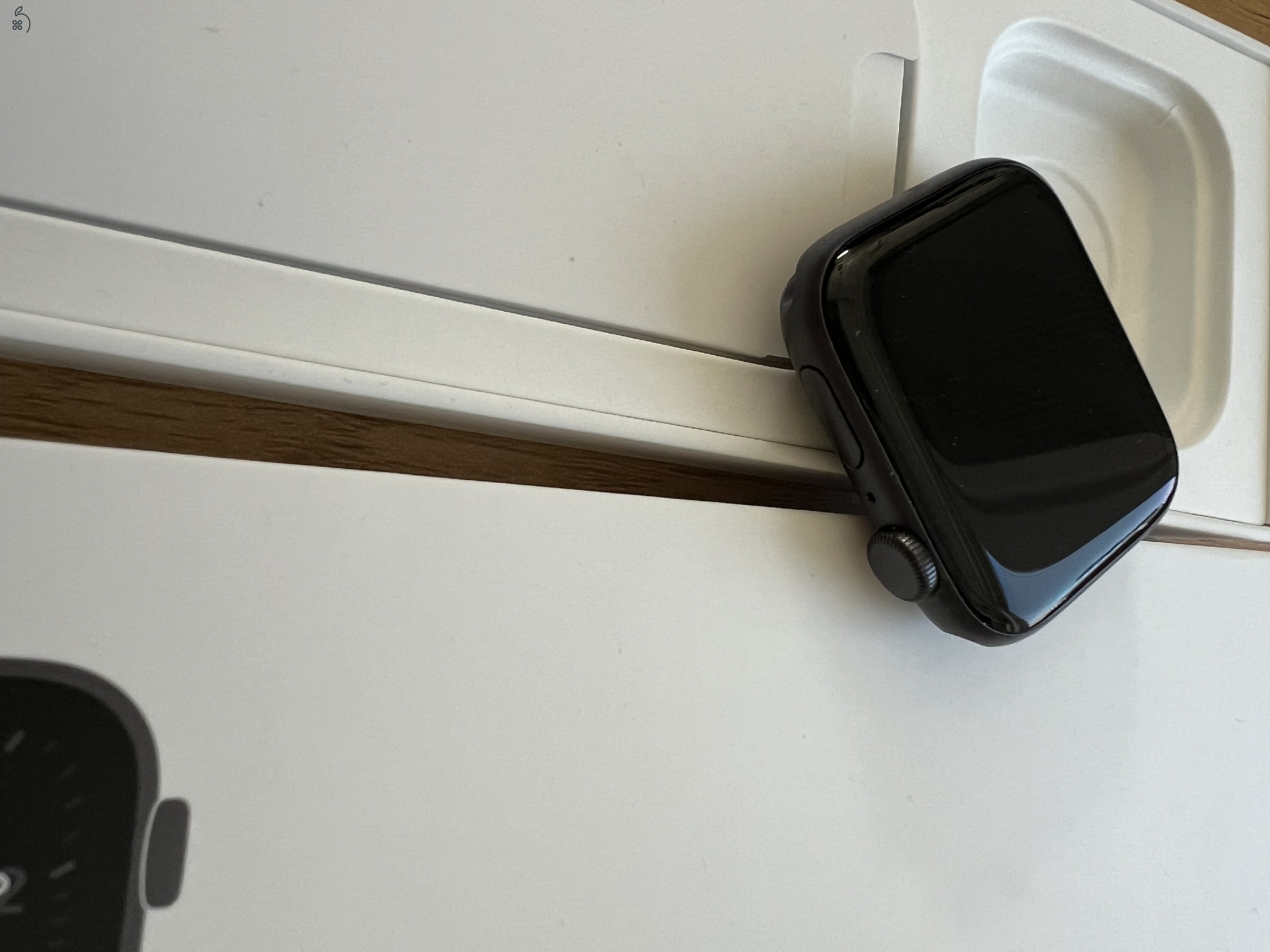 Apple Watch SE Space Gray 44mm, hibátlan állapot