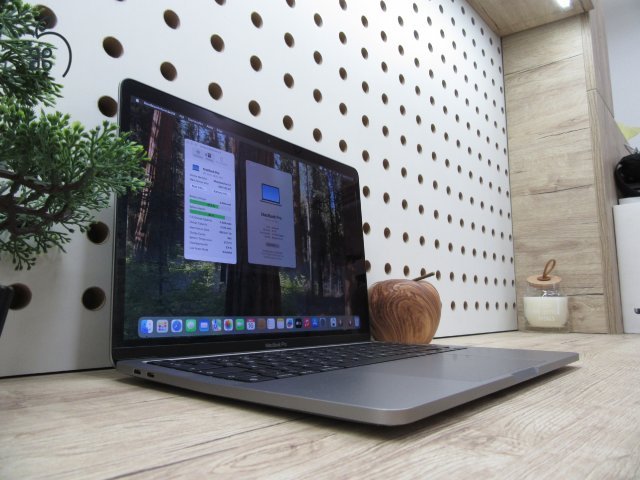 Apple MacBook Pro 13” (2020, M1, Touch Bar) – Retina élesség, csendes Pro teljesítmény – 16/500 – Használt, szép – 84% akku (445 ciklus) – Garancia 3 hónap