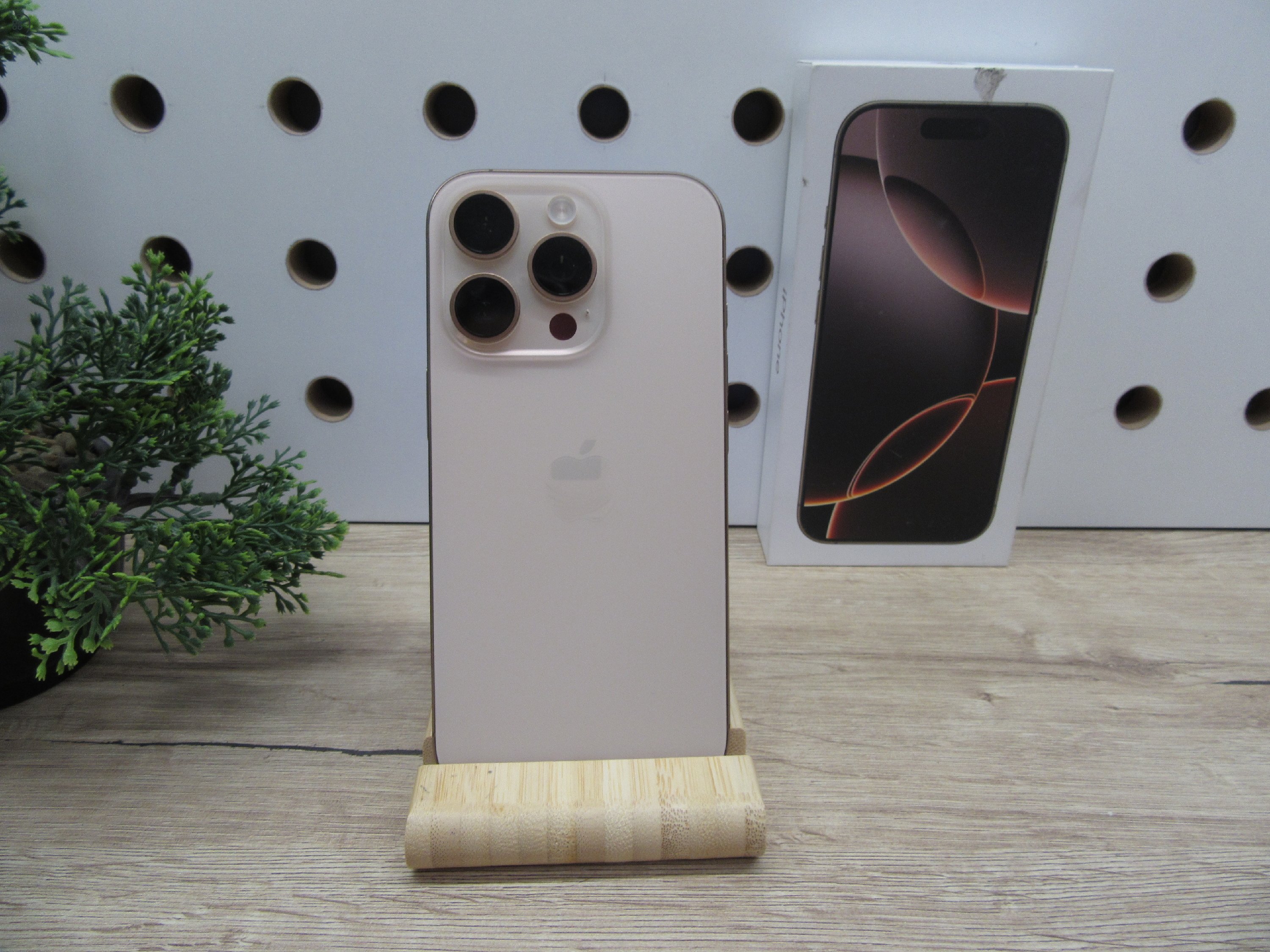 - Desert Titanium  - 128 Gb  - SN: G6LG6WM56X  - 100%-os akku  - 2026. 07. 08.-ig garanciás
