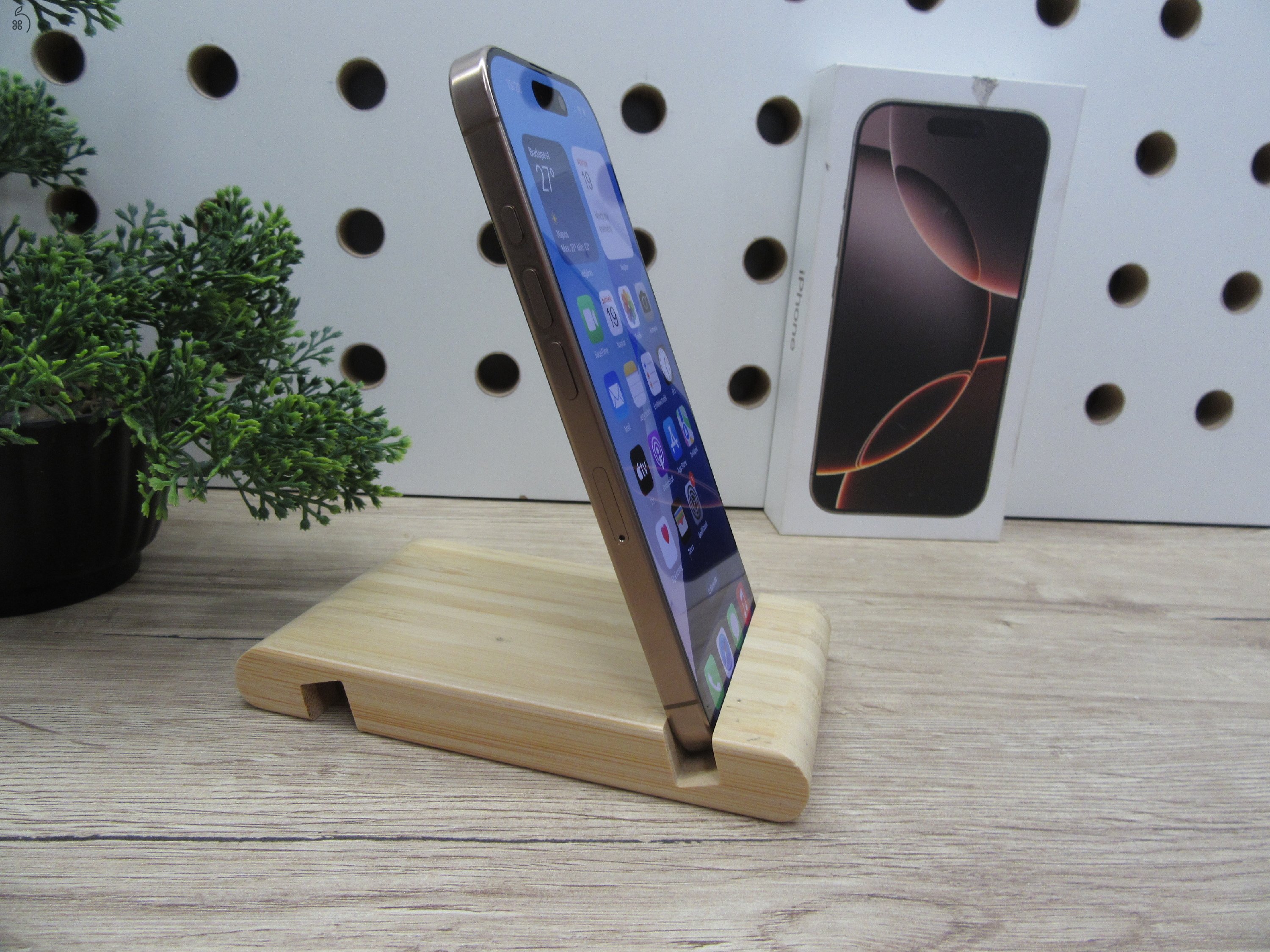 - Desert Titanium  - 128 Gb  - SN: G6LG6WM56X  - 100%-os akku  - 2026. 07. 08.-ig garanciás