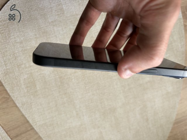 Eladó iPhone 15 – 128 GB – fekete