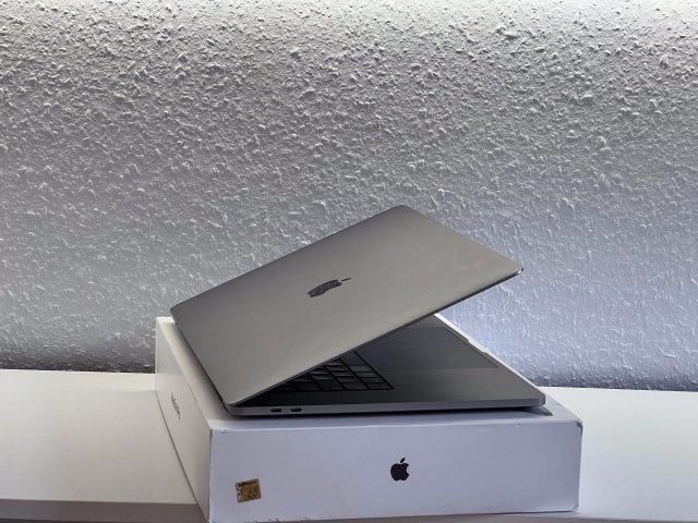 Hibátlan MacBook Pro 2019 16″ i7 Space Gray 512GB 16GB RAM 2 ÉV Garanciával Számlával