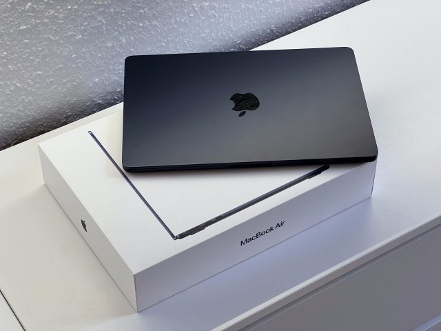 Hibátlan MacBook Air 2022 13″ M2 Midnight 512GB 8GB RAM 2 ÉV Garanciával Számlával