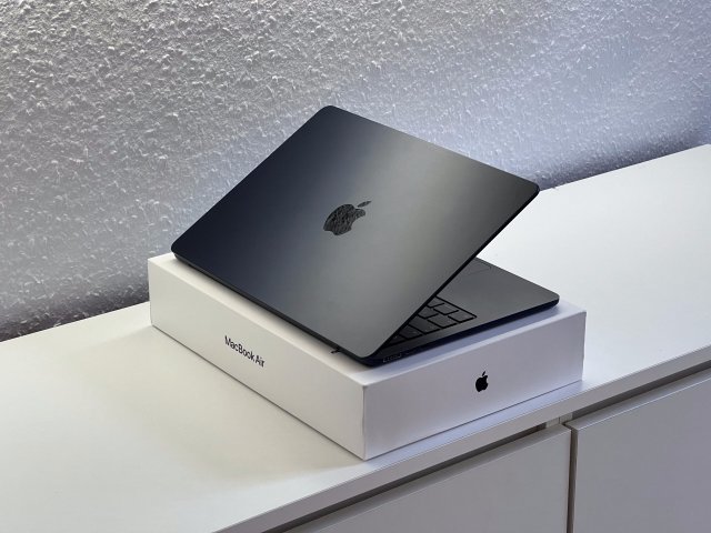 Hibátlan MacBook Air 2022 13″ M2 Midnight 512GB 8GB RAM 2 ÉV Garanciával Számlával