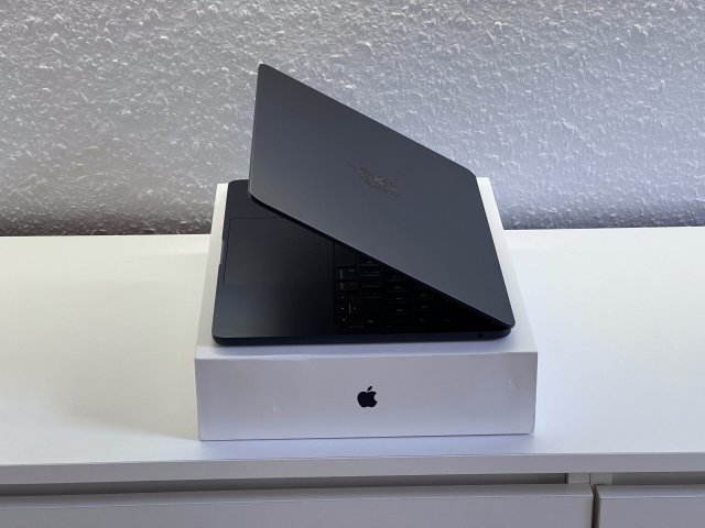 Hibátlan MacBook Air 2022 13″ M2 Midnight 512GB 8GB RAM 2 ÉV Garanciával Számlával