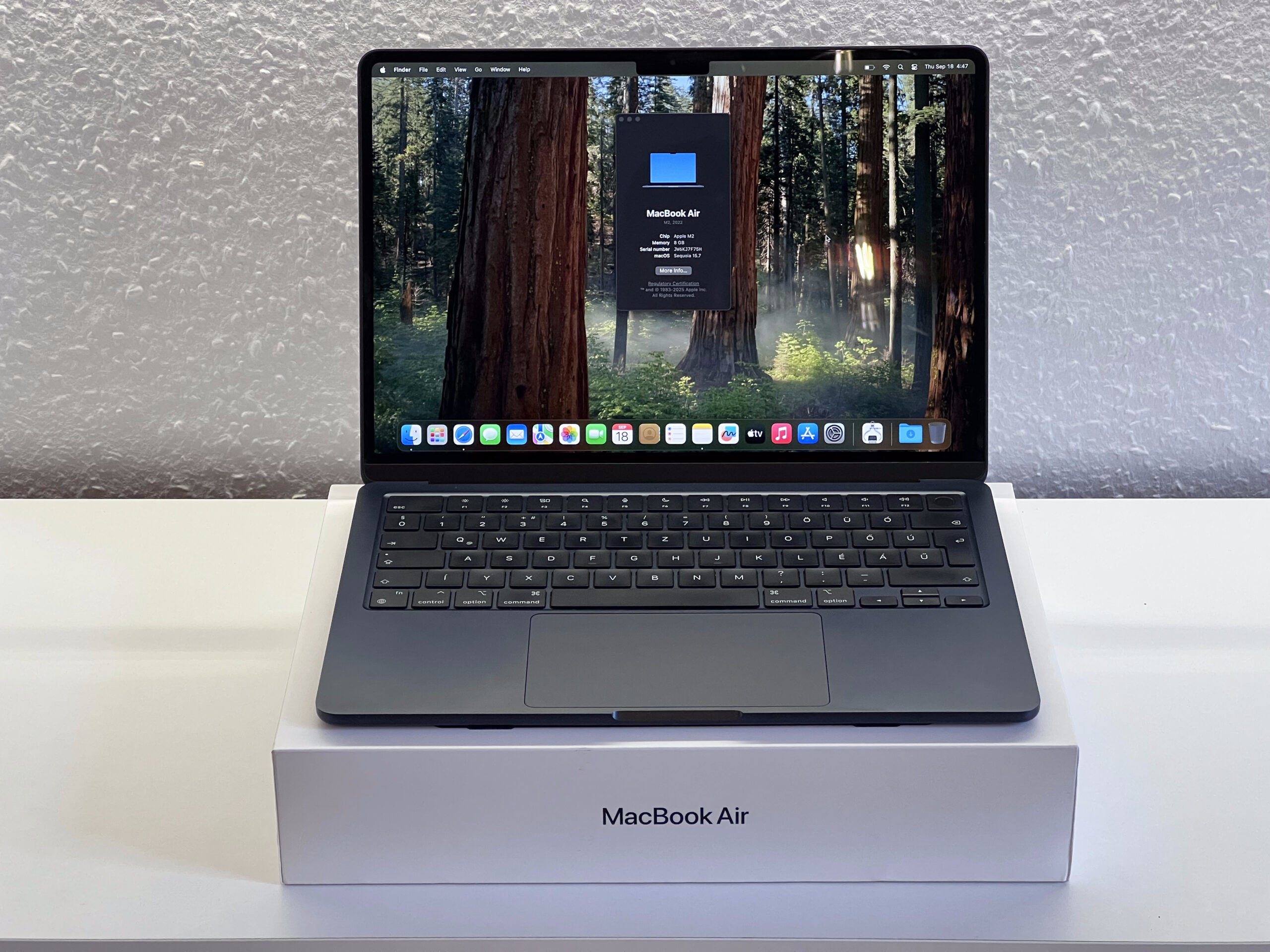 Hibátlan MacBook Air 2022 13″ M2 Midnight 512GB 8GB RAM 2 ÉV Garanciával Számlával