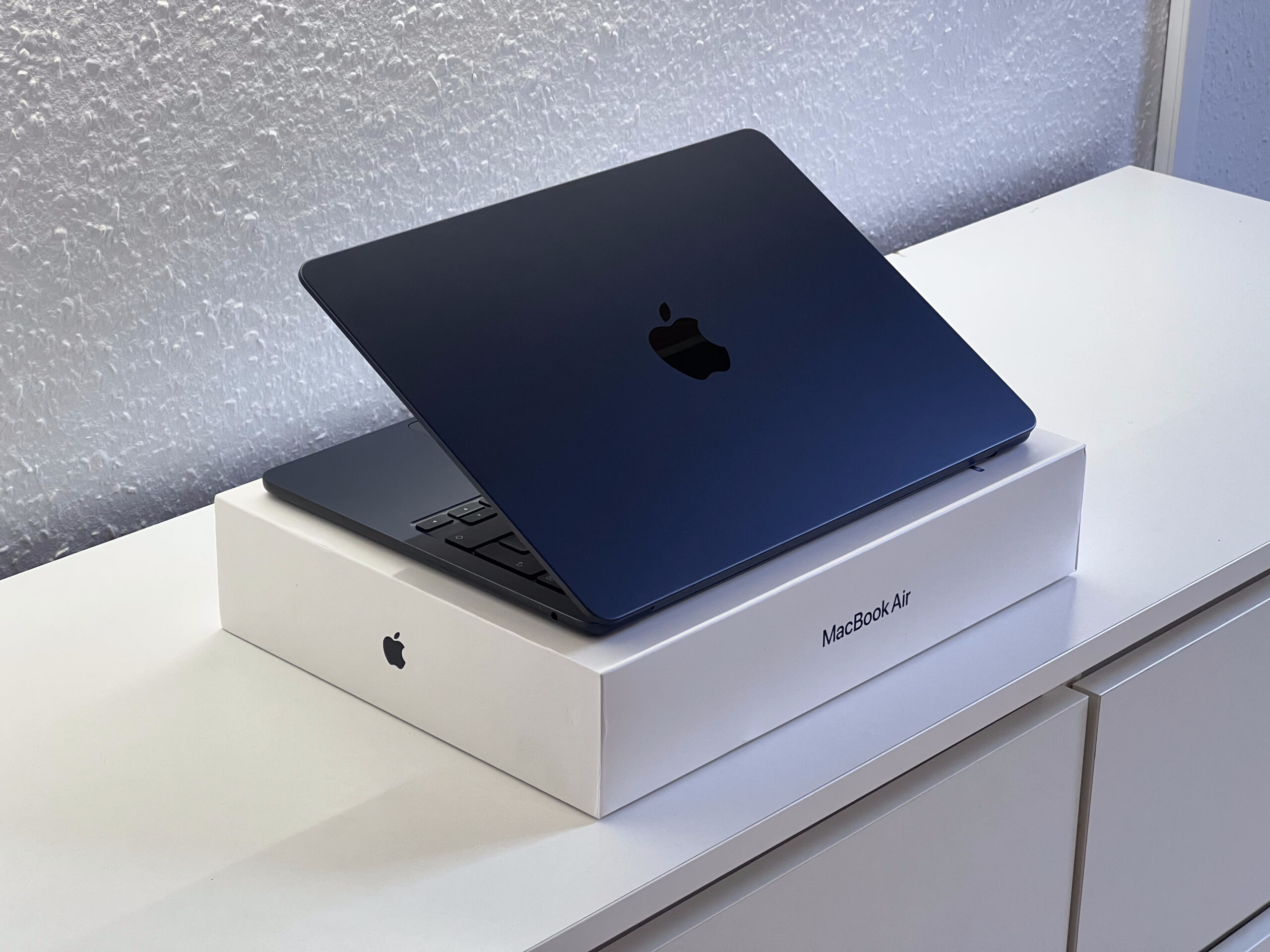 Hibátlan MacBook Air 2022 13″ M2 Midnight 512GB 8GB RAM 2 ÉV Garanciával Számlával