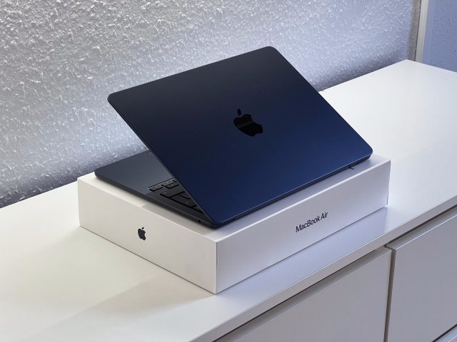 Hibátlan MacBook Air 2022 13″ M2 Midnight 512GB 8GB RAM 2 ÉV Garanciával Számlával