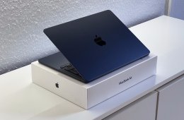 Hibátlan MacBook Air 2022 13″ M2 Midnight 512GB 8GB RAM 2 ÉV Garanciával Számlával