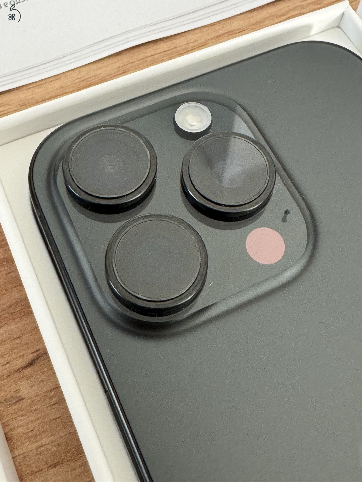 Apple Iphone 16 Pro, 128Gb, 2 év icentre garancia +2 eredeti tok
