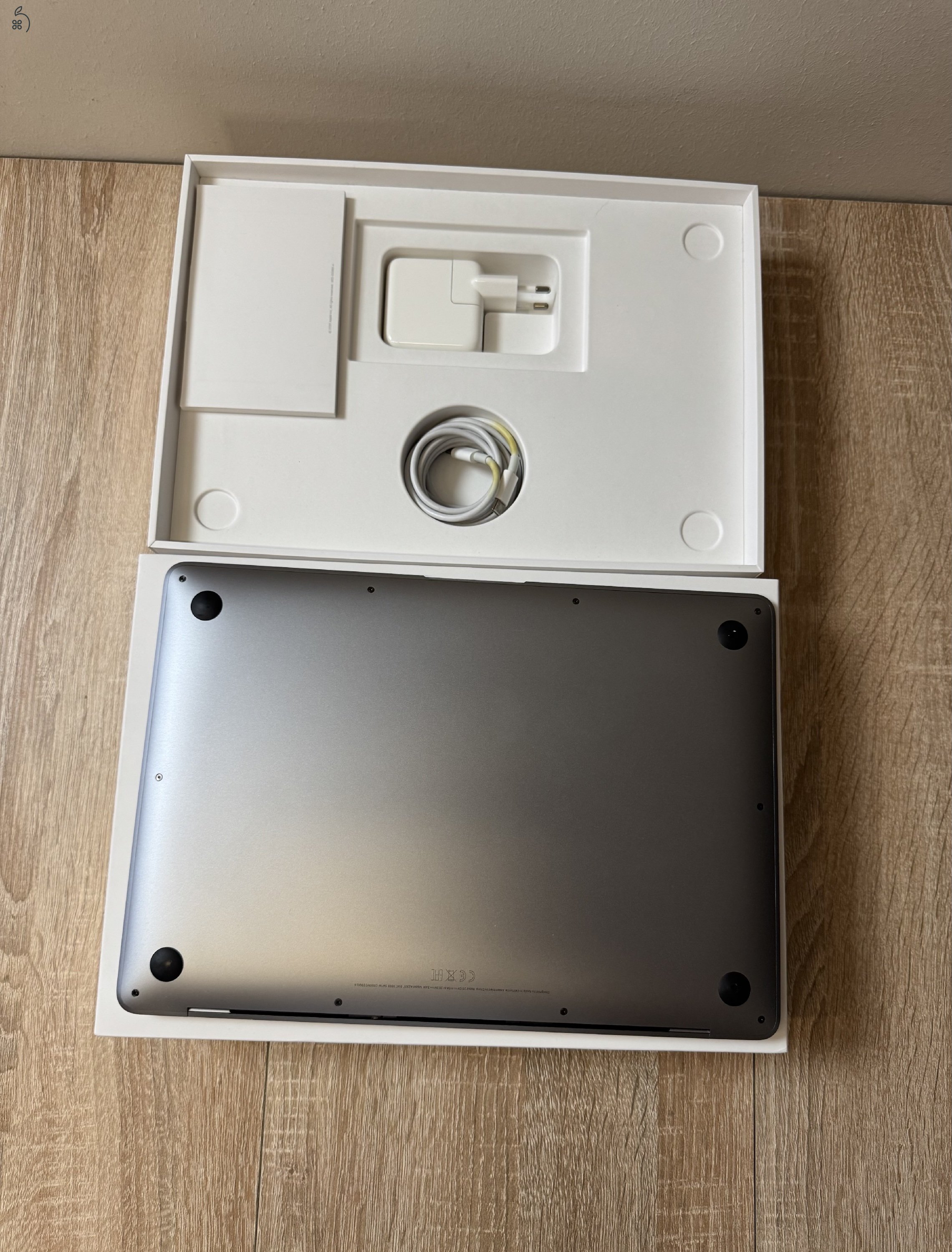 MacBook Air (M1, 2020)