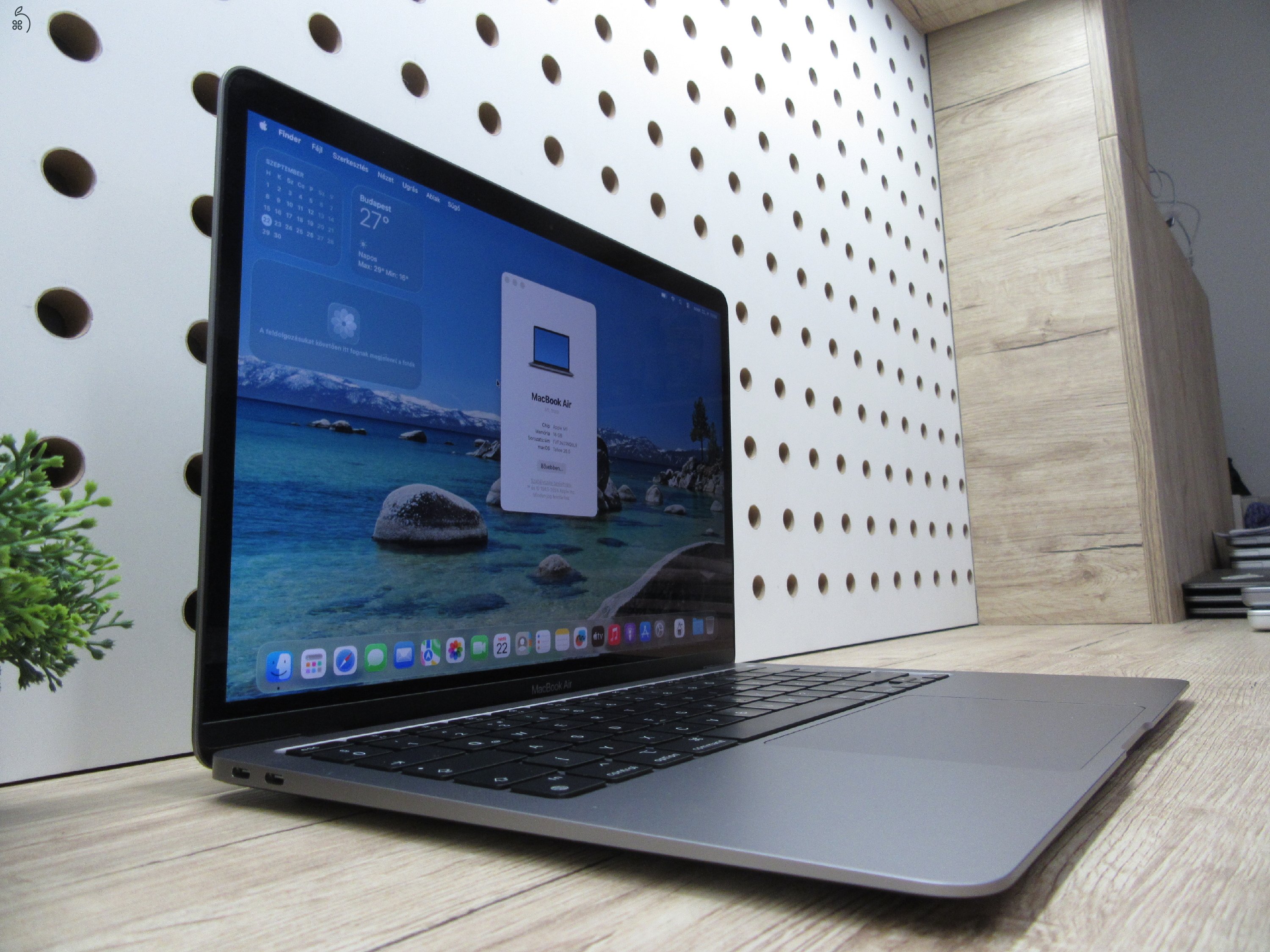 Apple MacBook Air 13” (2020, M1) – Csendes M1-teljesítmény, Retina kijelző, ~15 óra üzemidő – 16/256 – Használt, karcmentes – 98% akku (56 ciklus) – Garancia 3 hónap