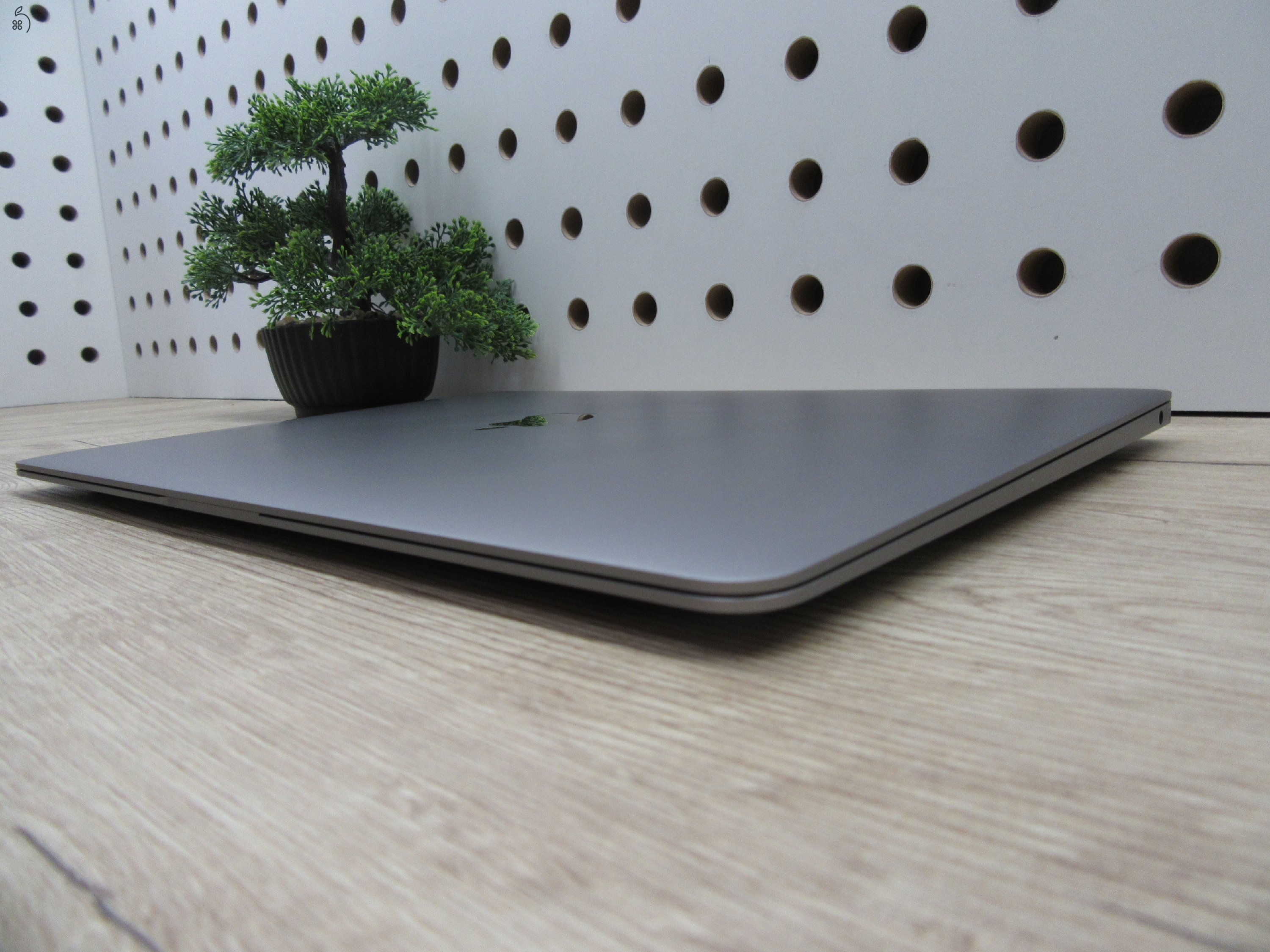 Apple MacBook Air 13” (2020, M1) – Csendes M1-teljesítmény, Retina kijelző, ~15 óra üzemidő – 16/256 – Használt, karcmentes – 98% akku (56 ciklus) – Garancia 3 hónap