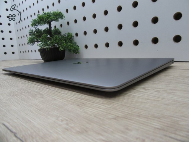 Apple MacBook Air 13” (2020, M1) – Csendes M1-teljesítmény, Retina kijelző, ~15 óra üzemidő – 16/256 – Használt, karcmentes – 98% akku (56 ciklus) – Garancia 3 hónap