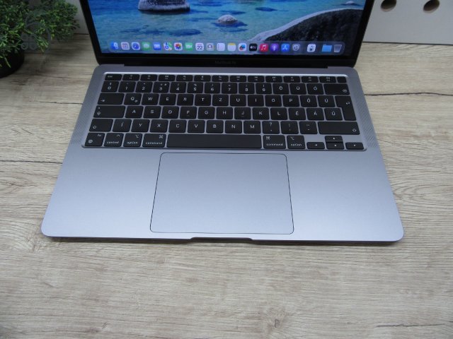 Apple MacBook Air 13” (2020, M1) – Csendes M1-teljesítmény, Retina kijelző, ~15 óra üzemidő – 16/256 – Használt, karcmentes – 98% akku (56 ciklus) – Garancia 3 hónap