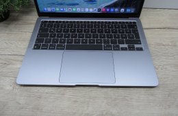 Apple MacBook Air 13” (2020, M1) – Csendes M1-teljesítmény, Retina kijelző, ~15 óra üzemidő – 16/256 – Használt, karcmentes – 98% akku (56 ciklus) – Garancia 3 hónap
