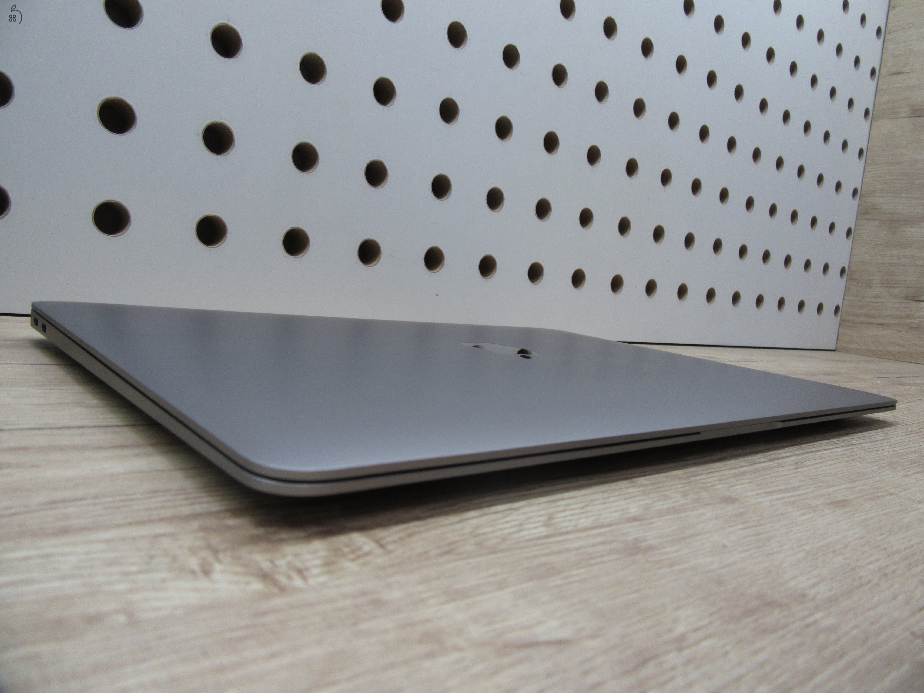 Apple MacBook Air 13” (2020, M1) – Csendes M1-teljesítmény, Retina kijelző, ~15 óra üzemidő – 16/256 – Használt, karcmentes – 98% akku (56 ciklus) – Garancia 3 hónap