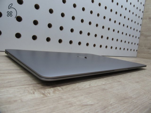 Apple MacBook Air 13” (2020, M1) – Csendes M1-teljesítmény, Retina kijelző, ~15 óra üzemidő – 16/256 – Használt, karcmentes – 98% akku (56 ciklus) – Garancia 3 hónap