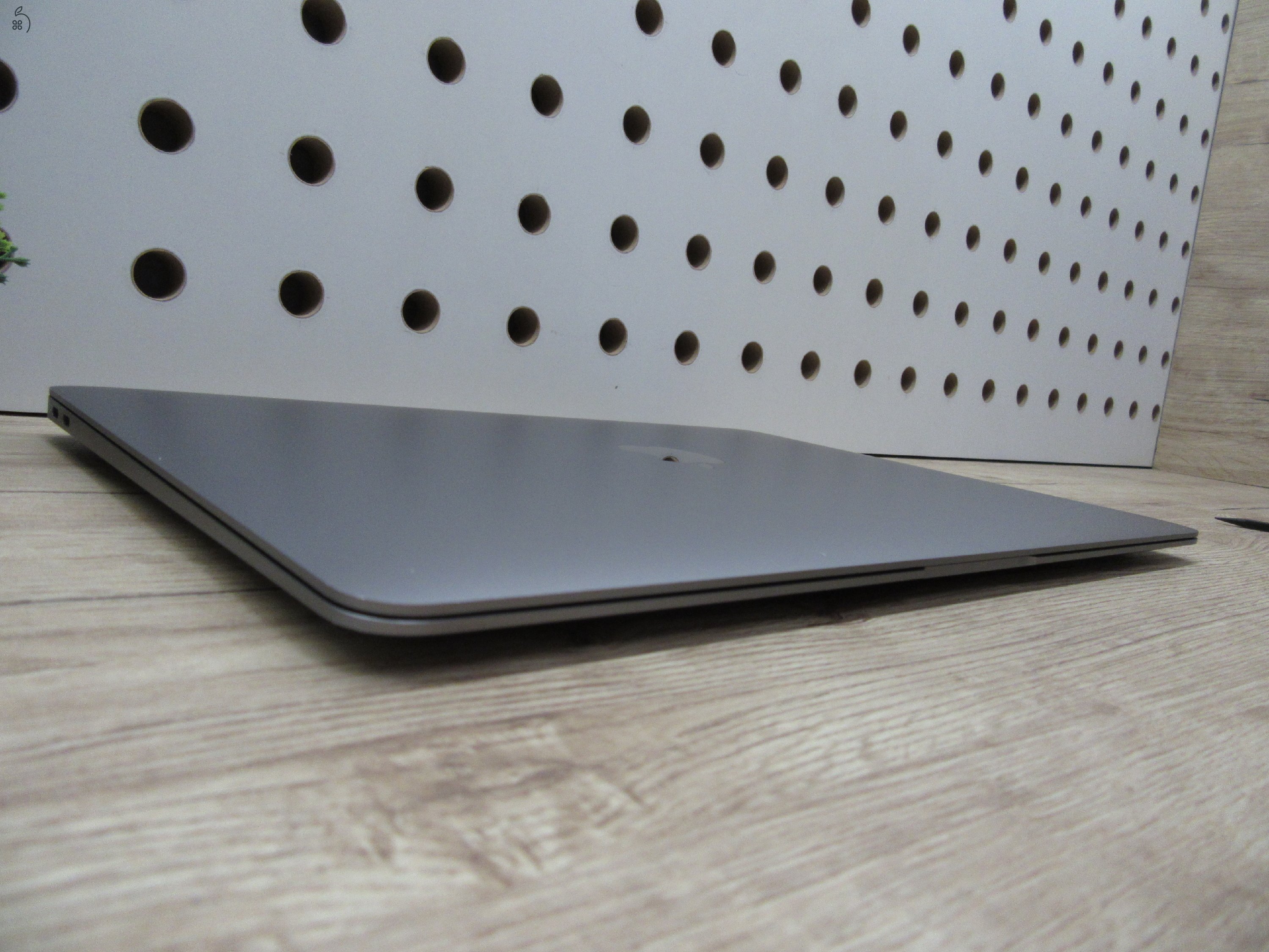 Apple MacBook Air 13” (2020, M1) – Csendes M1-teljesítmény, Retina kijelző, ~15 óra üzemidő – 8/256 – Használt, megkímélt – 92% akku (85 ciklus) – Garancia 3 hónap