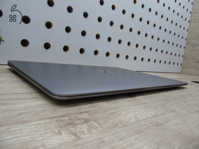 Apple MacBook Air 13” (2020, M1) – Csendes M1-teljesítmény, Retina kijelző, ~15 óra üzemidő – 8/256 – Használt, megkímélt – 92% akku (85 ciklus) – Garancia 3 hónap