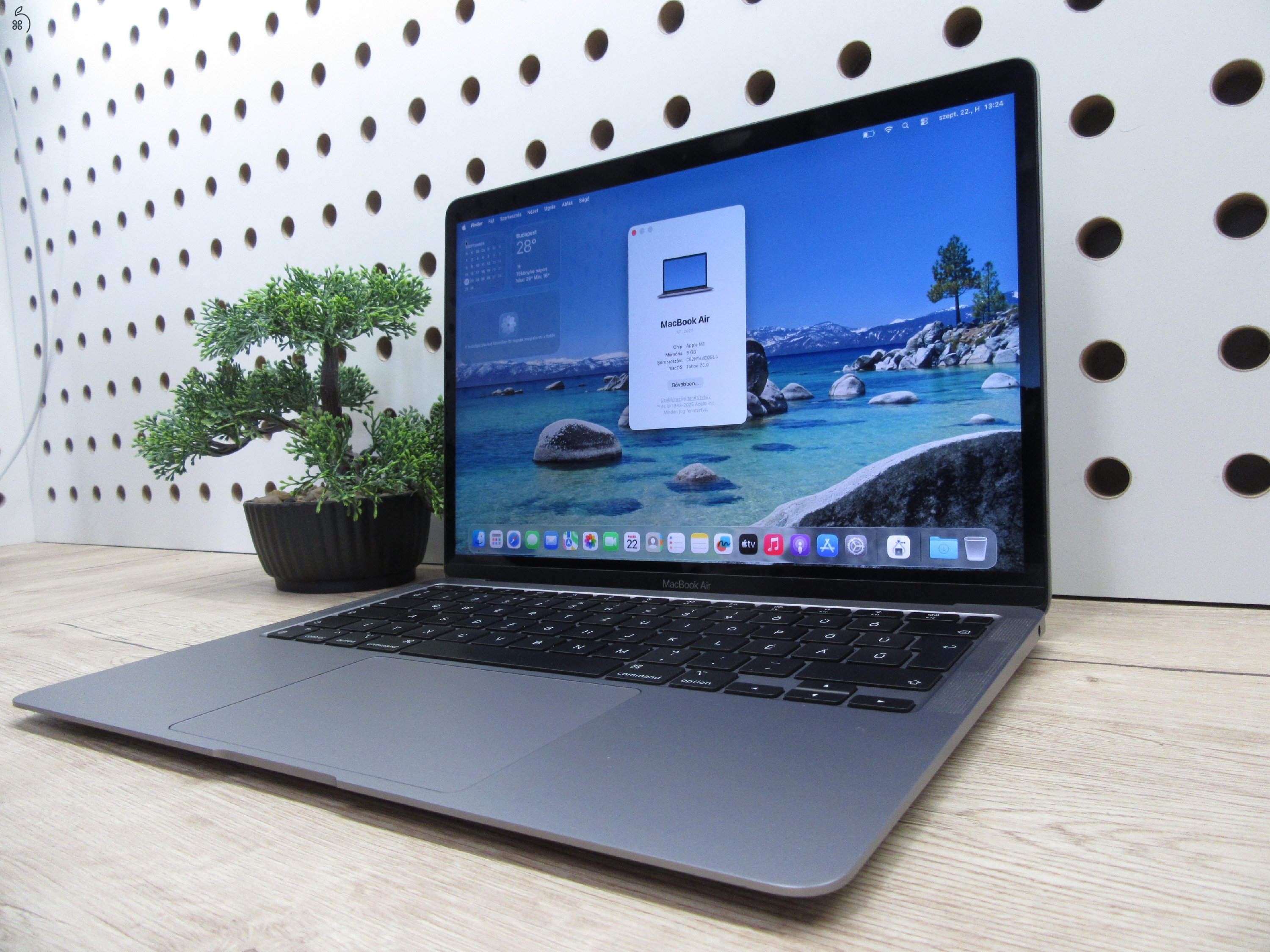 Apple MacBook Air 13” (2020, M1) – Csendes M1-teljesítmény, Retina kijelző, ~15 óra üzemidő – 8/256 – Használt, megkímélt – 92% akku (85 ciklus) – Garancia 3 hónap