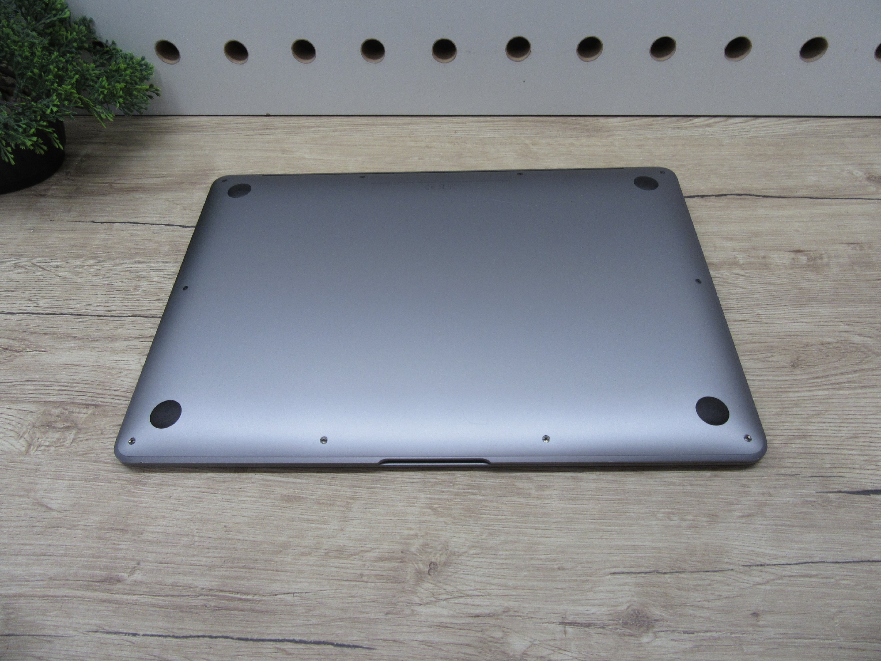 Apple MacBook Air 13” (2020, M1) – Csendes M1-teljesítmény, Retina kijelző, ~15 óra üzemidő – 8/256 – Használt, megkímélt – 92% akku (85 ciklus) – Garancia 3 hónap