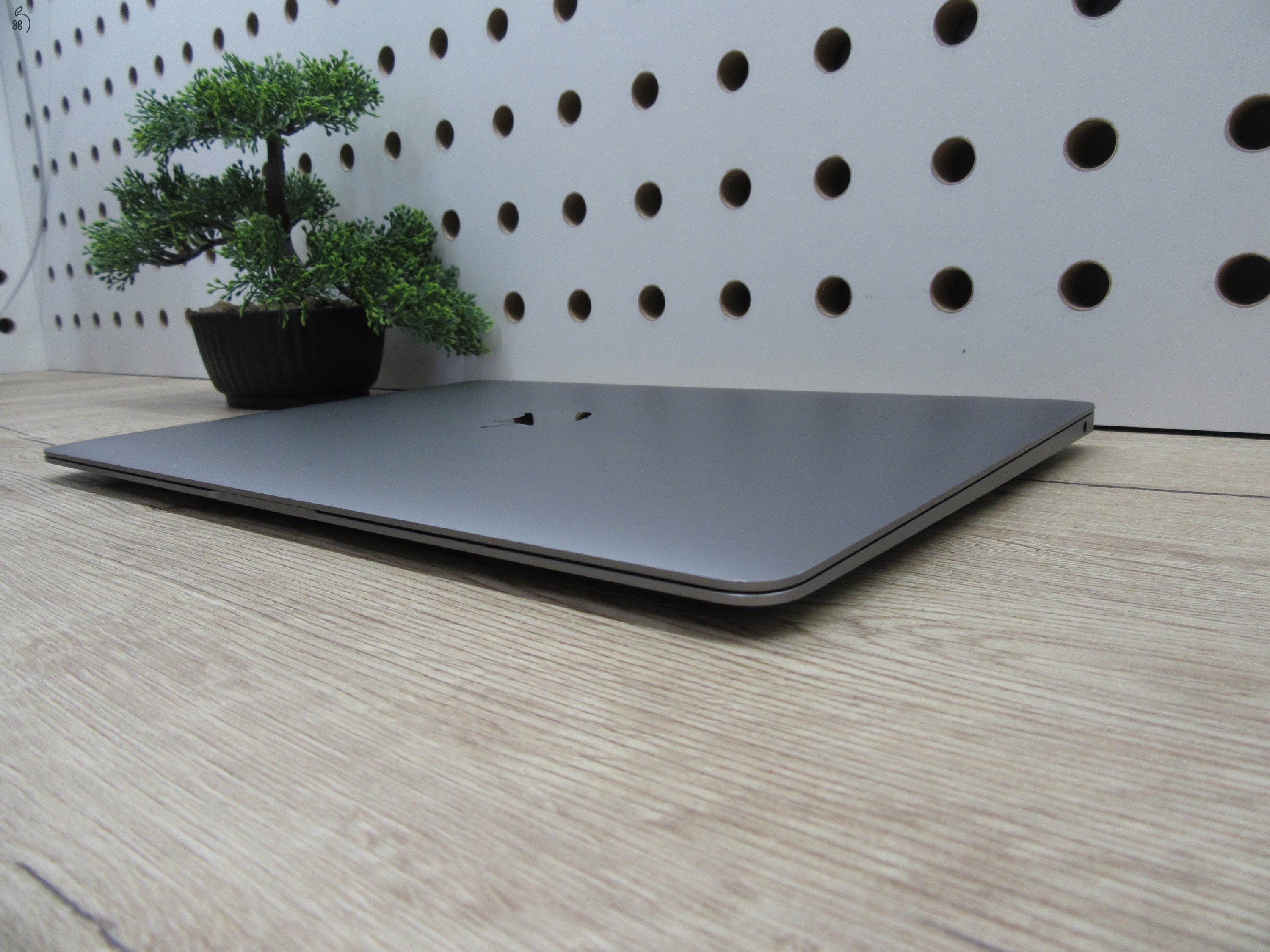 Apple MacBook Air 13” (2020, M1) – Csendes M1-teljesítmény, Retina kijelző, ~15 óra üzemidő – 8/256 – Használt, megkímélt – 92% akku (85 ciklus) – Garancia 3 hónap