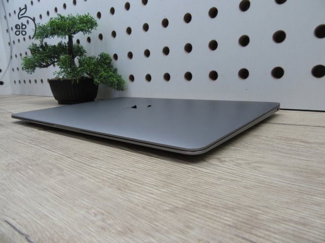 Apple MacBook Air 13” (2020, M1) – Csendes M1-teljesítmény, Retina kijelző, ~15 óra üzemidő – 8/256 – Használt, megkímélt – 92% akku (85 ciklus) – Garancia 3 hónap