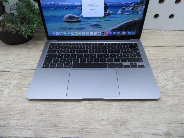 Apple MacBook Air 13” (2020, M1) – Csendes M1-teljesítmény, Retina kijelző, ~15 óra üzemidő – 8/256 – Használt, megkímélt – 92% akku (85 ciklus) – Garancia 3 hónap