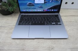 Apple MacBook Air 13” (2020, M1) – Csendes M1-teljesítmény, Retina kijelző, ~15 óra üzemidő – 8/256 – Használt, megkímélt – 92% akku (85 ciklus) – Garancia 3 hónap