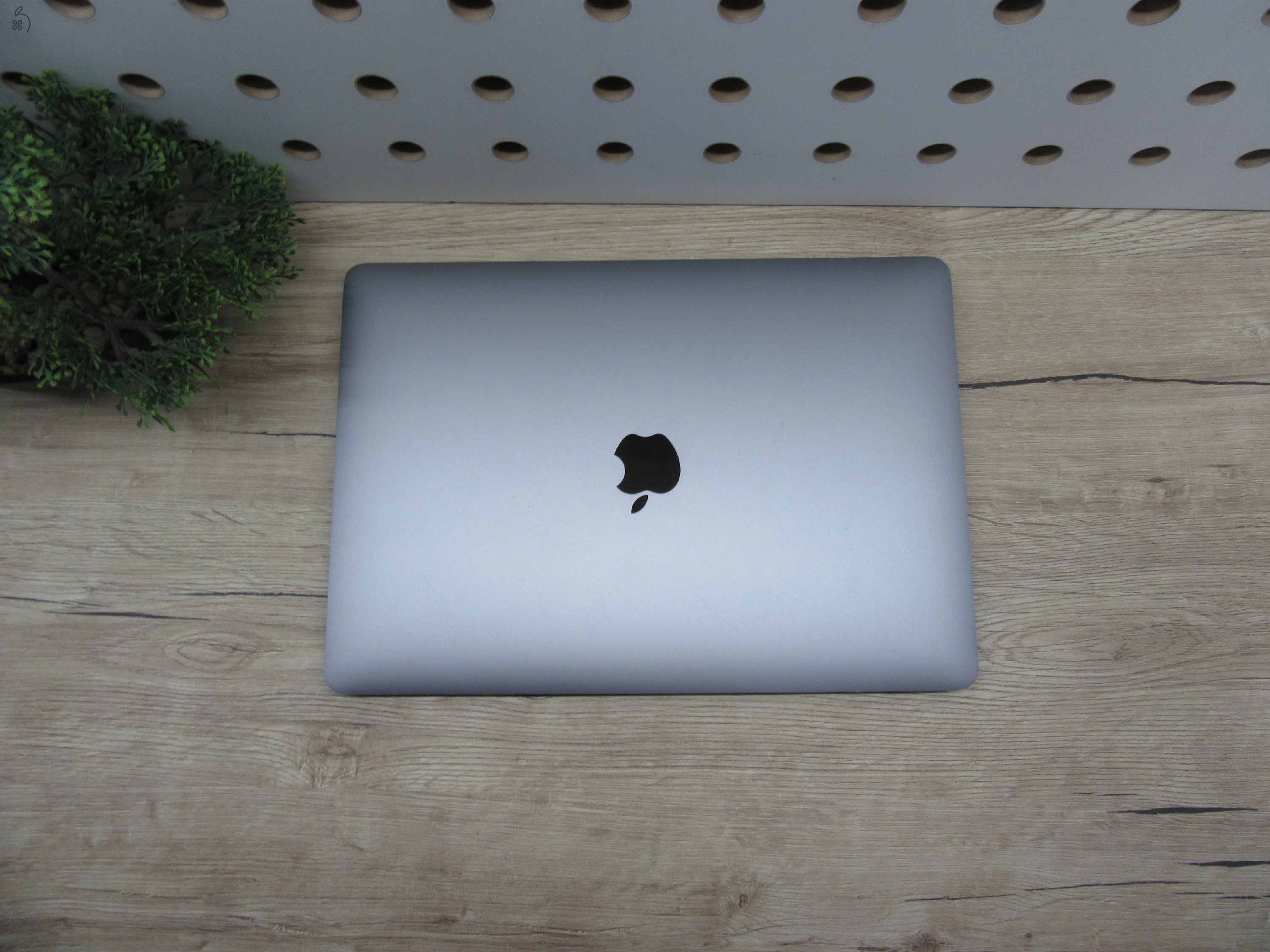 Apple MacBook Air 13” (2020, M1) – Csendes M1-teljesítmény, Retina kijelző, ~15 óra üzemidő – 8/256 – Használt, megkímélt – 92% akku (85 ciklus) – Garancia 3 hónap
