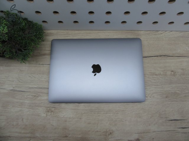 Apple MacBook Air 13” (2020, M1) – Csendes M1-teljesítmény, Retina kijelző, ~15 óra üzemidő – 8/256 – Használt, megkímélt – 92% akku (85 ciklus) – Garancia 3 hónap