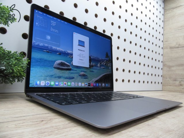 Apple MacBook Air 13” (2020, M1) – Csendes M1-teljesítmény, Retina kijelző, ~15 óra üzemidő – 8/256 – Használt, megkímélt – 92% akku (85 ciklus) – Garancia 3 hónap
