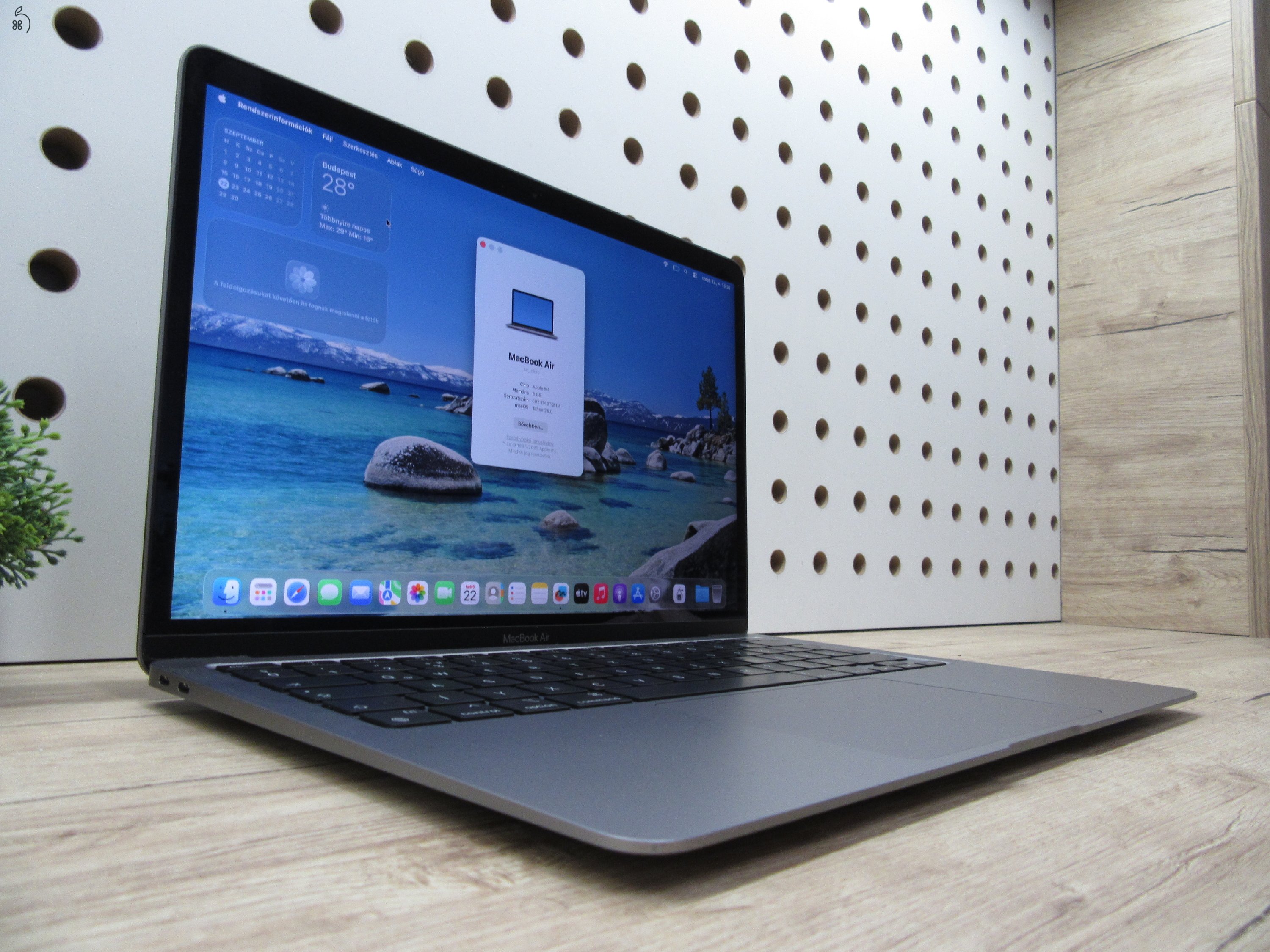 Apple MacBook Air 13” (2020, M1) – Csendes M1-teljesítmény, Retina kijelző, ~15 óra üzemidő – 8/256 – Használt, szép – 96% akku (38 ciklus) – Garancia 3 hónap