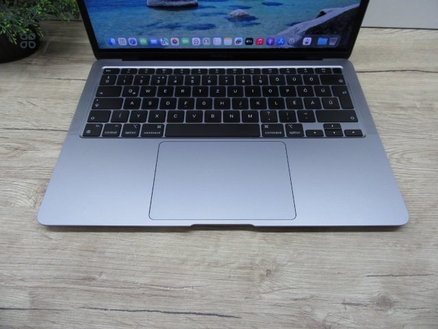 Apple MacBook Air 13” (2020, M1) – Csendes M1-teljesítmény, Retina kijelző, ~15 óra üzemidő – 8/256 – Használt, szép – 96% akku (38 ciklus) – Garancia 3 hónap