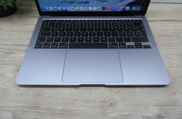 Apple MacBook Air 13” (2020, M1) – Csendes M1-teljesítmény, Retina kijelző, ~15 óra üzemidő – 8/256 – Használt, szép – 96% akku (38 ciklus) – Garancia 3 hónap